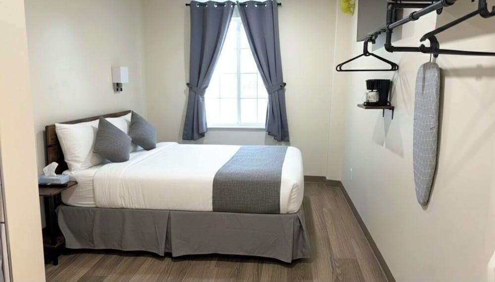 Nova Hotel JFK Room Type - Deluxe Single Room, 1 Queen Bed