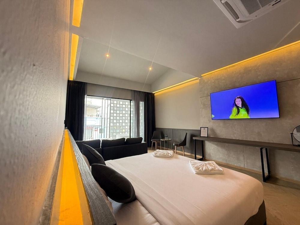 Leon's Loft House Room Type - Senior Room, 1 Queen Bed, Non Smoking, City View