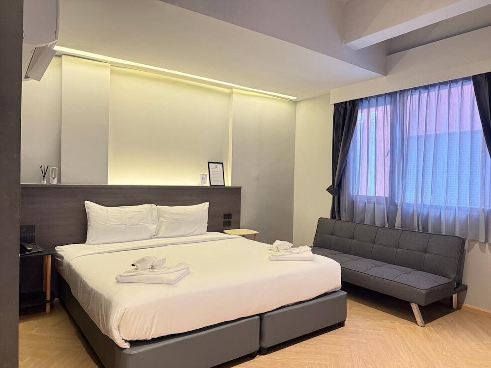 Leon's Loft House Room Type - Superior Room, 1 Queen Bed, Non Smoking, City View Leon's Loft House Room Type - Superior Room, 1 Queen Bed, Non Smoking, City View