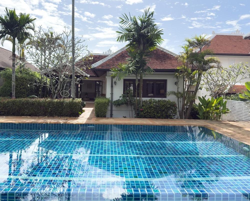 Tropical Poolside Villa SGB4