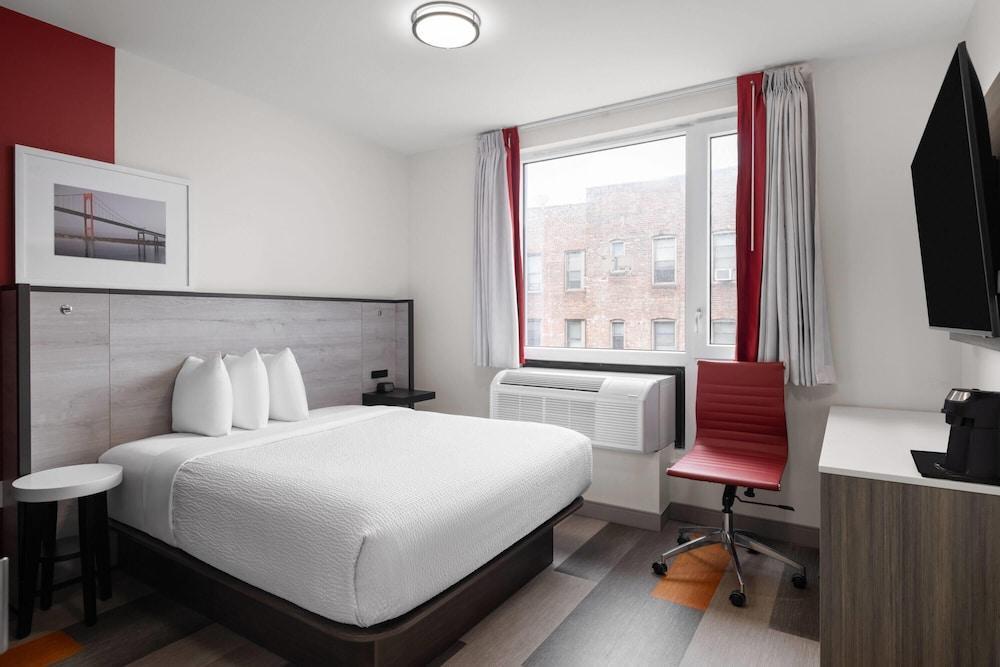 Ramada By Wyndham Brooklyn Near Flatbush Room Type - Room, 1 Queen Bed, Non Smoking