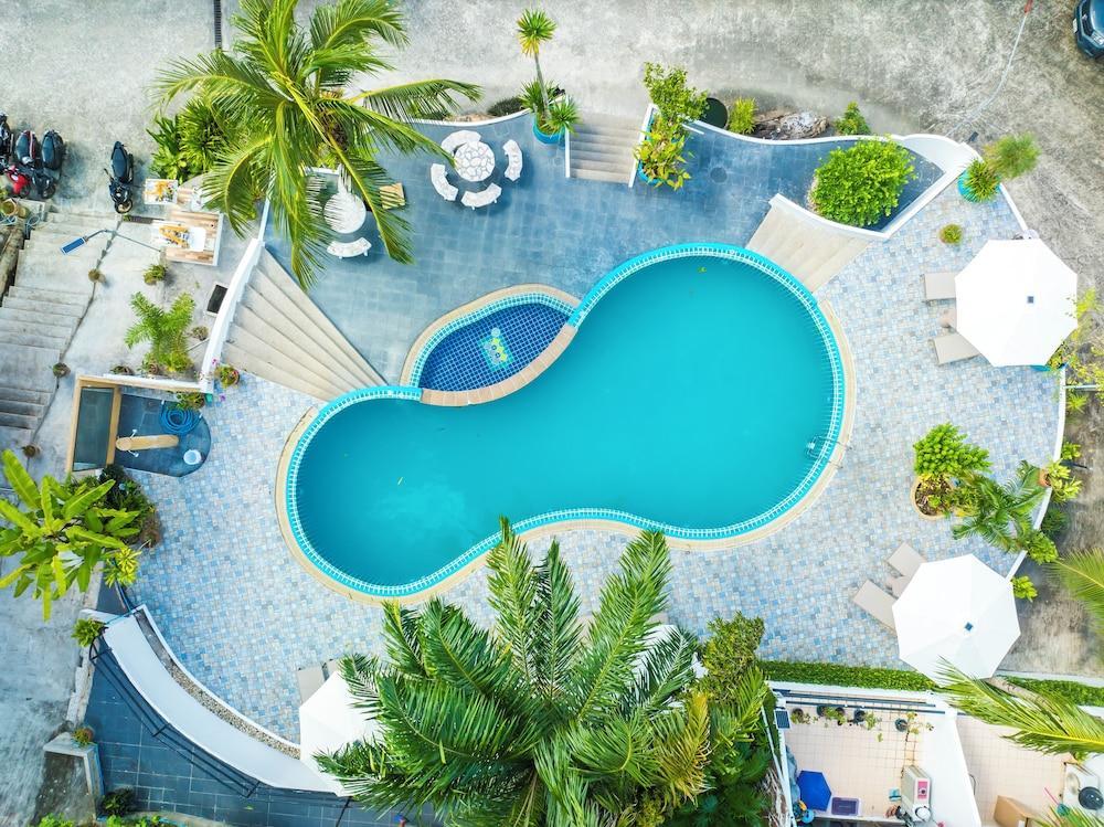 Meet Holiday International Hotel - Tap to explore photos