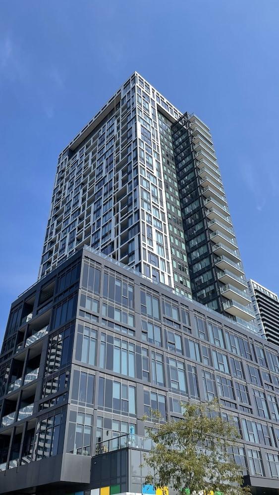 Skyline Luxe Panoramic Suites & towers Toronto - Tap to explore photos