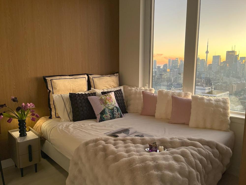 Skyline Luxe Panoramic Suites & towers Toronto - Tap to explore photos