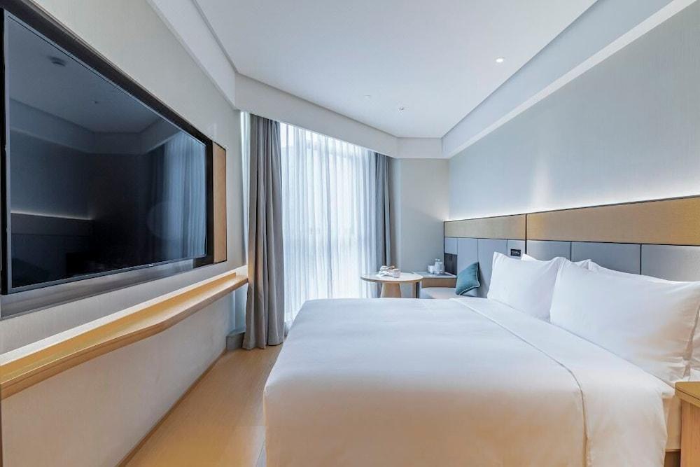 Full Season Hotel - PVG Room Type - Superior Double Room, City View
