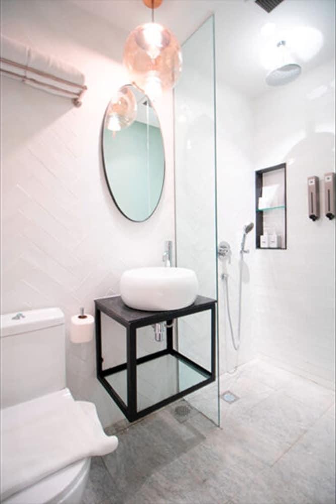 Hotel Calmo Hamilton Room Type - Superior Queen Room