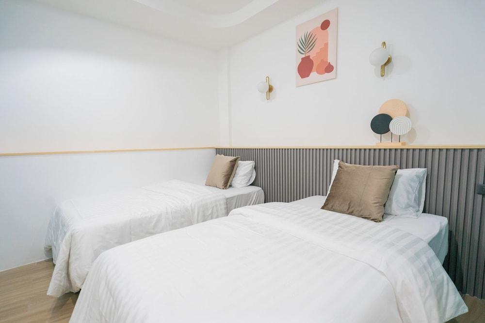 Phunaya Phuket Oldtown Hotel Room Type - R101 - Budget Twin Room No Windows