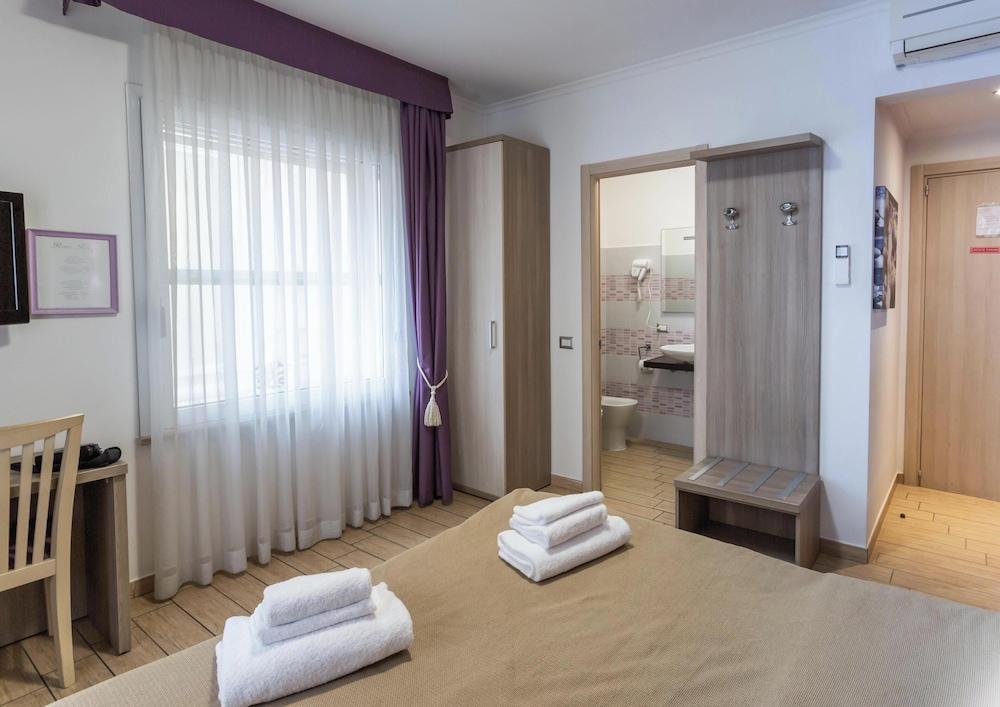 Hotiday Room Collection - Roma Barberini - Tap to explore photos