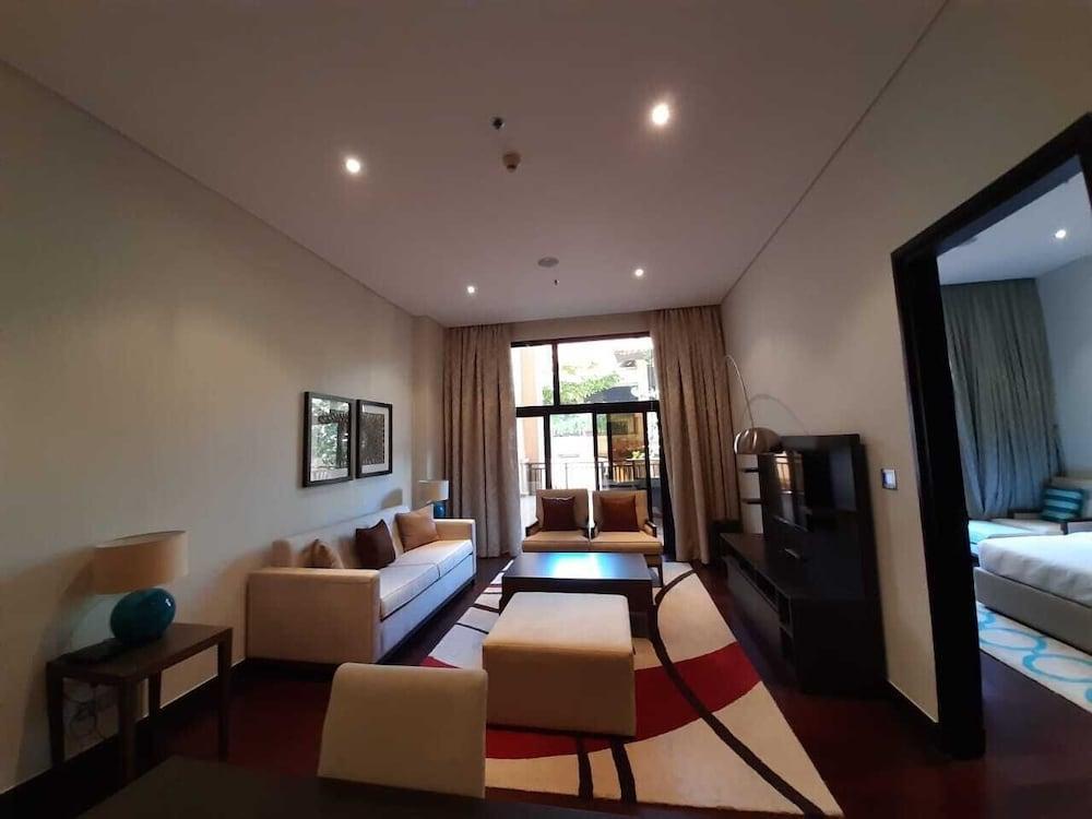 Luxe Getaways Palm Jumeirah Room Type - ONE BEDROOM APARTMENT (RASG07) GROUND