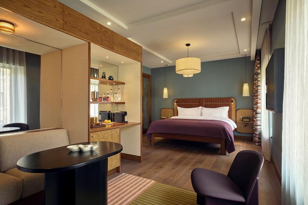 Sir Devonshire Square Hotel, part of Sircle Collection Room Type - Suite (Sir Suite)