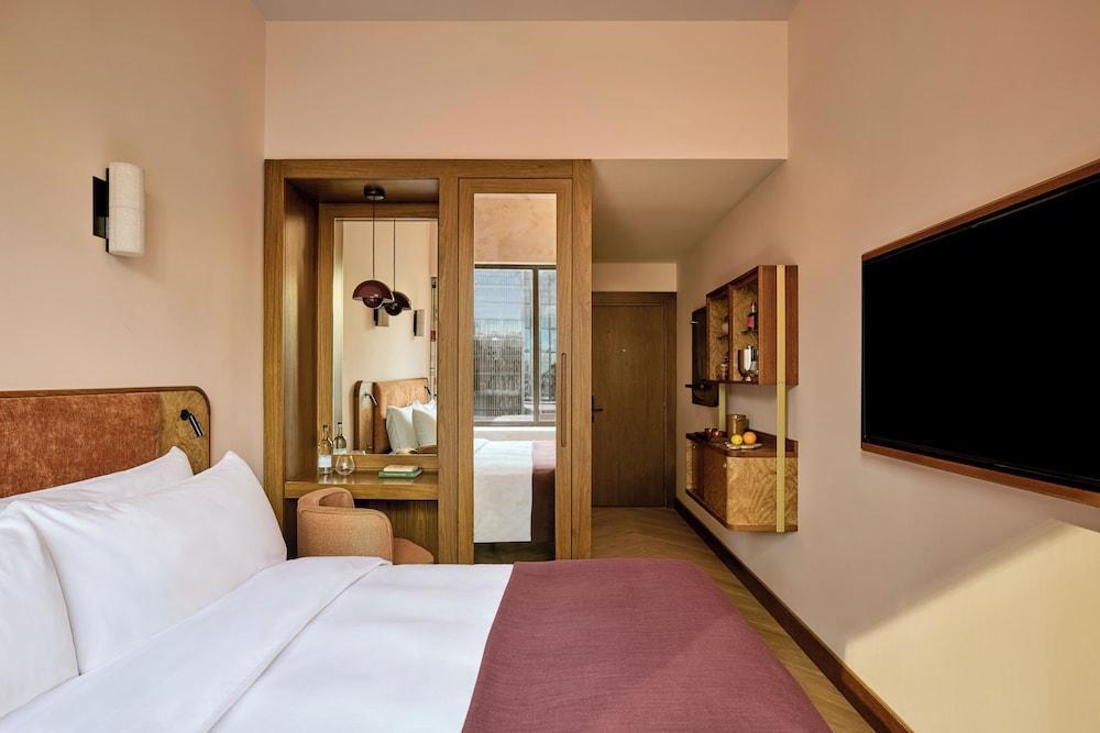 Sir Devonshire Square Hotel, part of Sircle Collection Room Type - Room (Sir Petit)