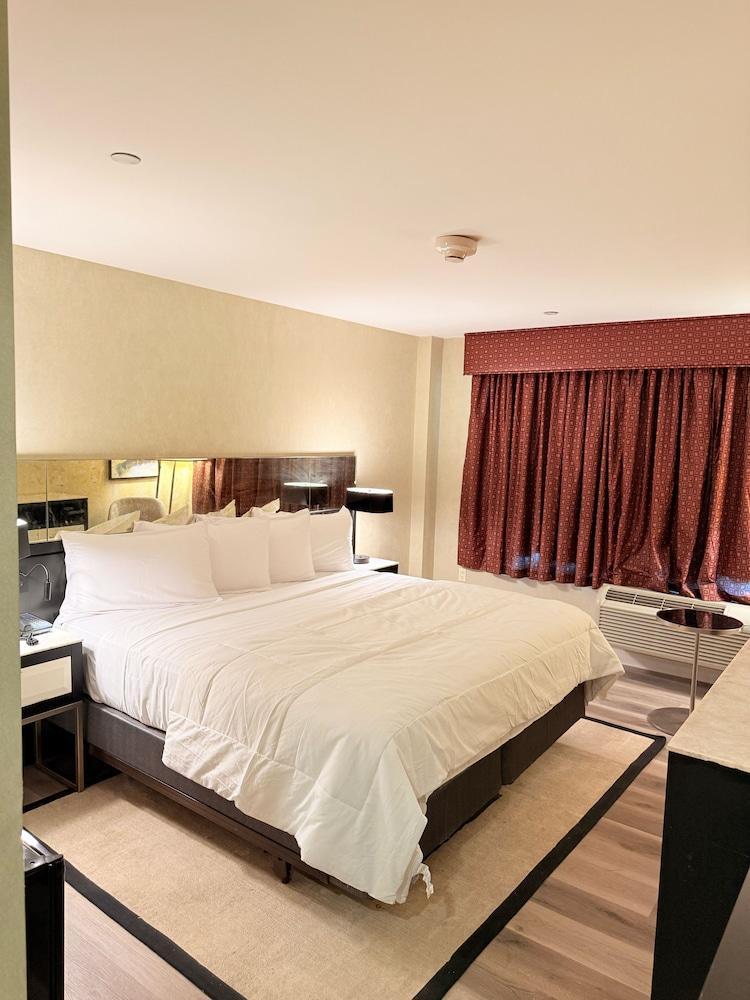NOVA HOTEL BRONX Room Type - Deluxe Room, 1 King Bed