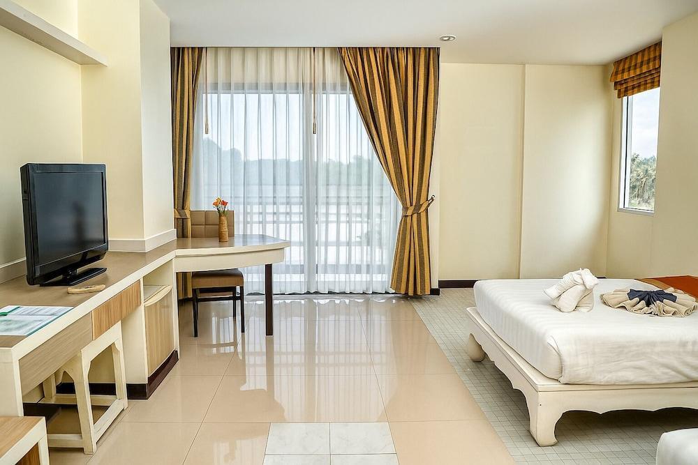 Bellevue Ocean Patong Room Type - Deluxe Twin Room, Balcony, Mountain View