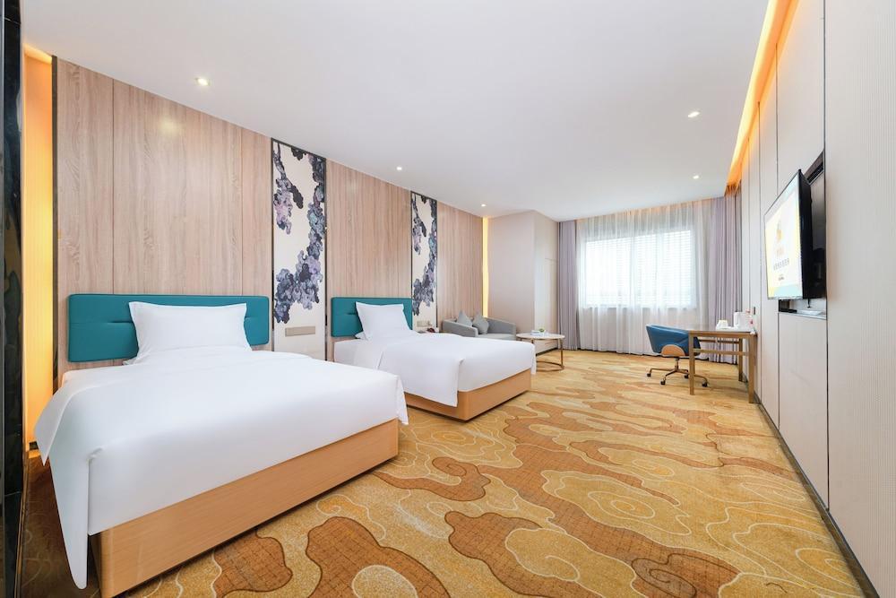 Trendy Romantic Hotel Guangzhou Baoneng Room Type - Family Triple Room, City View