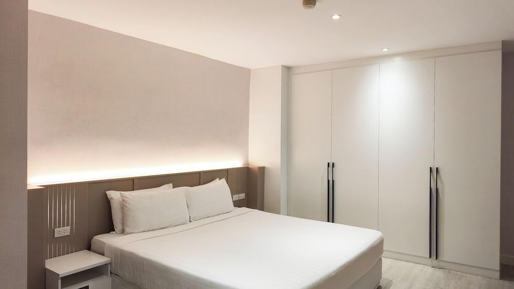 Avana Residence Room Type - Junior Suite, 1 Queen Bed, Kitchen, City View