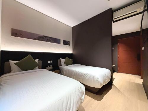 Asphodel Inn - Newly Renovated - Tap to explore photos