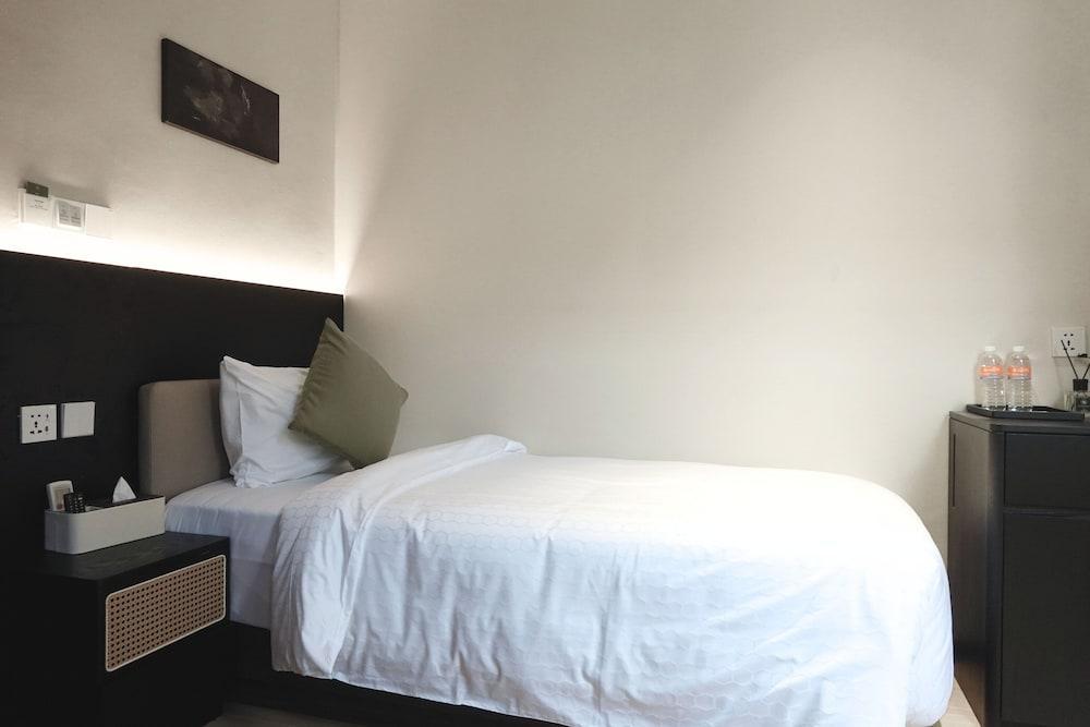 Asphodel Inn - Newly Renovated - Tap to explore photos