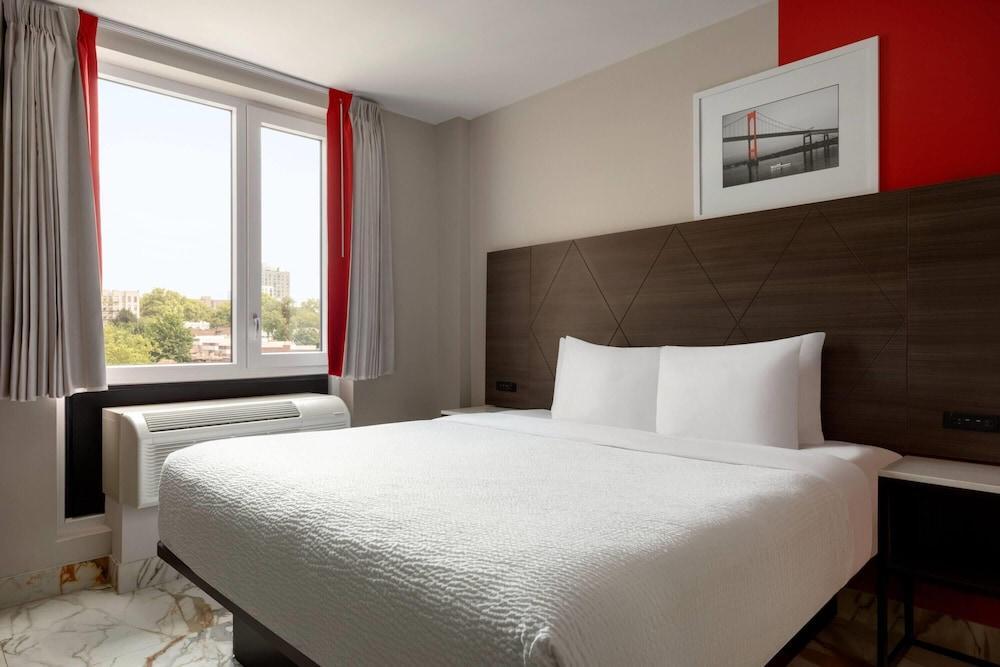 Ramada By Wyndham Brooklyn Empire Blvd Room Type - Room, 1 King Bed, Non Smoking