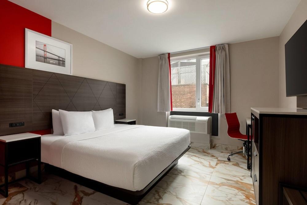 Ramada By Wyndham Brooklyn Empire Blvd Room Type - Room, 1 King Bed, Accessible, Non Smoking (Mobility, Roll-in Shower)