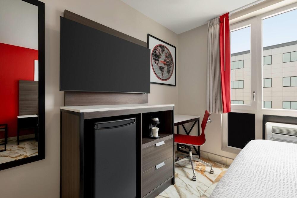 Ramada By Wyndham Brooklyn Empire Blvd - Tap to explore photos