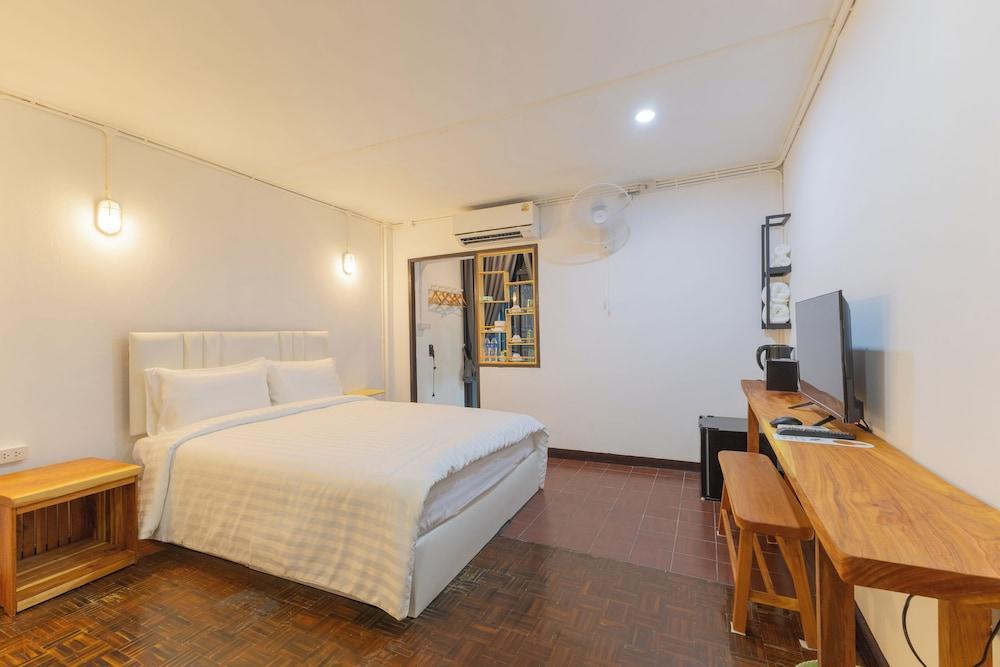 Calmly Stay Ratchada Room Type - Superior Room, Balcony