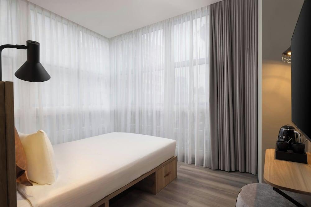 Moxy London Piccadilly Circus Room Type - Moxy Showtime Sleeper