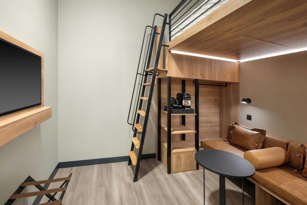 Moxy London Piccadilly Circus Room Type - Moxy Hideaway Loft