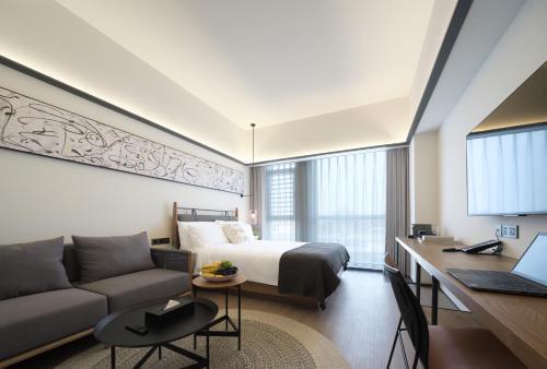 Shanghai T+ Hotel Room Type - Executive Queen