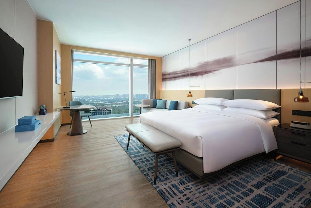Courtyard By Marriott Guangzhou Pazhou Room Type - Classic Room, 1 King Bed, City View