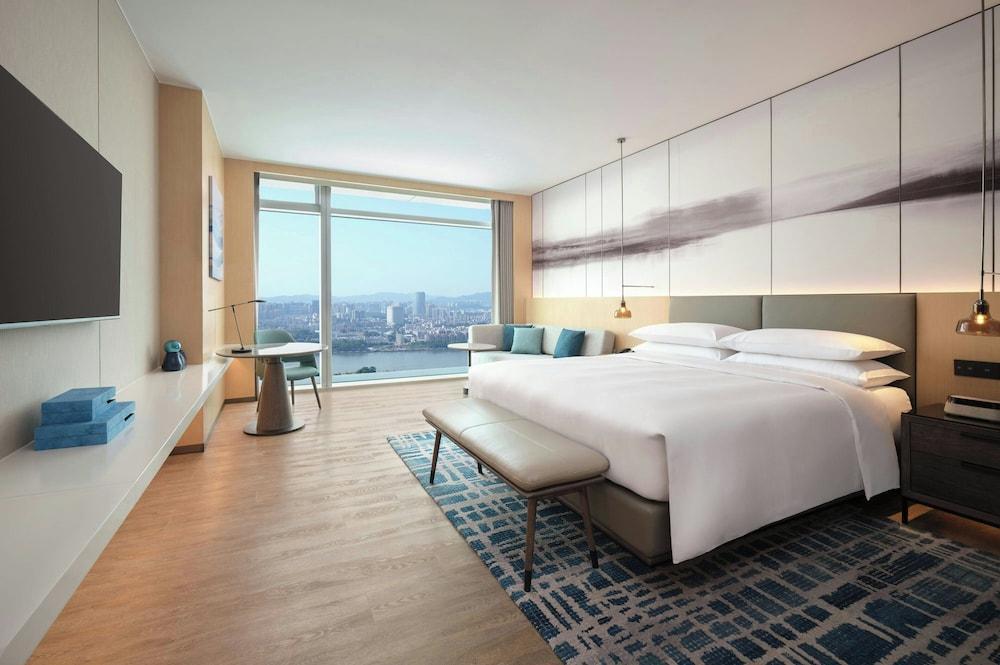Courtyard By Marriott Guangzhou Pazhou Room Type - Premium Room, 1 King Bed, River View Courtyard By Marriott Guangzhou Pazhou Room Type - Premium Room, 1 King Bed, River View
