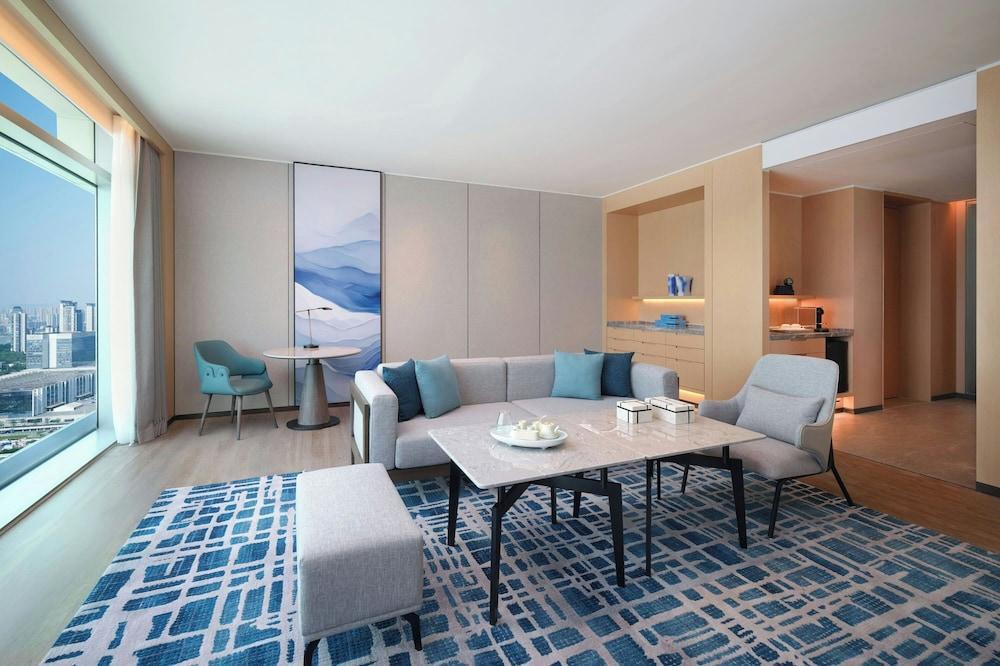 Courtyard By Marriott Guangzhou Pazhou Room Type - Suite, 1 King Bed, River View Courtyard By Marriott Guangzhou Pazhou Room Type - Suite, 1 King Bed, River View