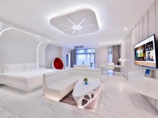 Crystal Orange Hotel Shanghai University Dachang Room Type - New Voyager Theme Queen