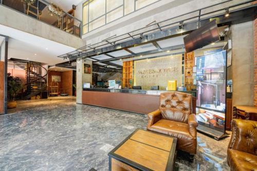 James Joyce Coffetel Hotel Guangzhou Xiaoping Metro Station - Tap to explore photos