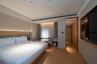 JI Hotel Shanghai Zhenbei Road Metro Station