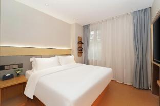 Jinglai Selected Hotel - Shanghai Xujiahui Tianzifang Branch - Tap to explore photos
