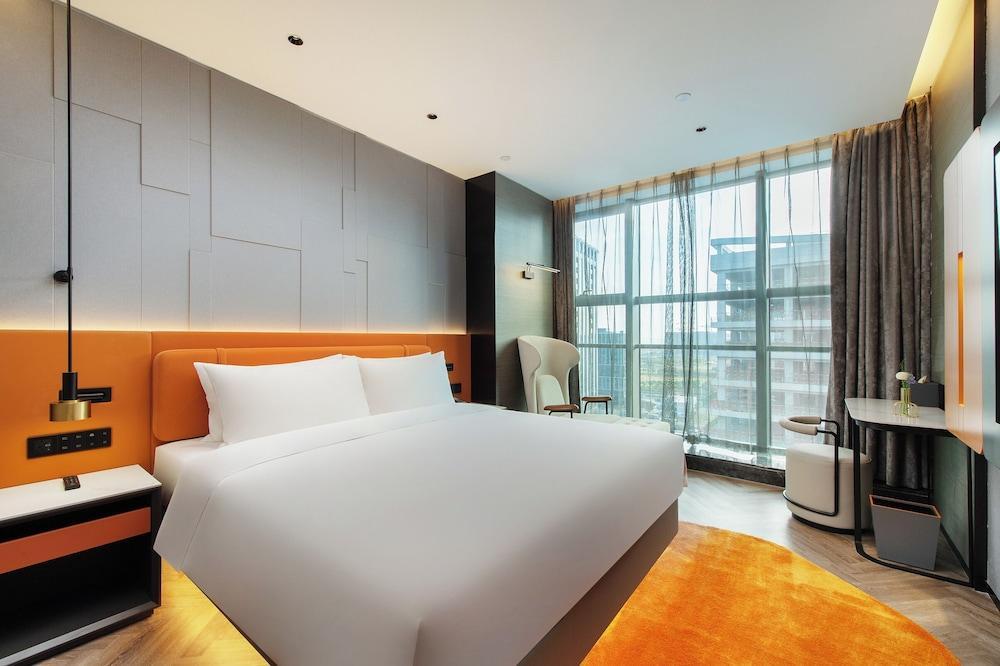 Novotel Shanghai Lingang Room Type - Standard Room, 1 King Bed