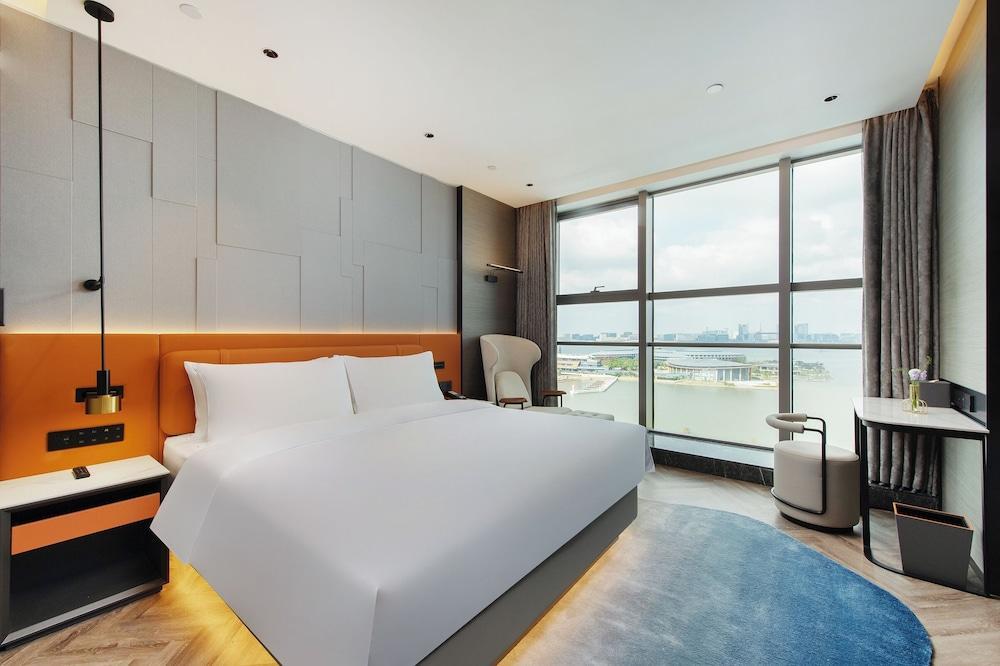 Novotel Shanghai Lingang Room Type - Deluxe Room, 1 King Bed, Lake View