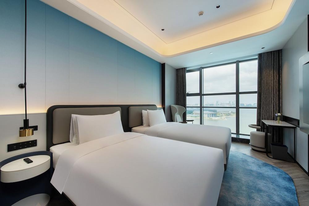 Novotel Shanghai Lingang Room Type - Deluxe Room, Multiple Beds, Lake View Novotel Shanghai Lingang Room Type - Deluxe Room, Multiple Beds, Lake View