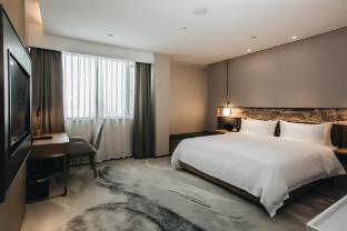 Master Hotel Room Type - King Bedroom with Window