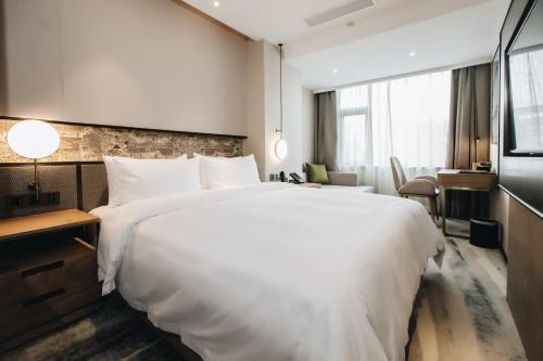 Master Hotel Room Type - Stand Queen Room
