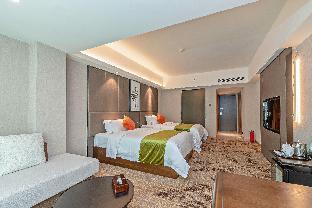 New Pearl River Hotel - Tap to explore photos
