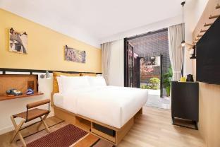 Moxy Shanghai Putuo Room Type - Shikumen Premium King, Guest room, 1 King, Courtyard view