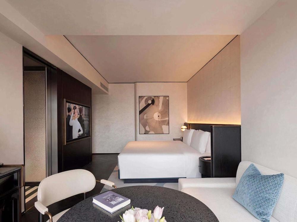 Sofitel Shanghai North Bund Room Type - Luxury Room, 1 King Bed, City View
