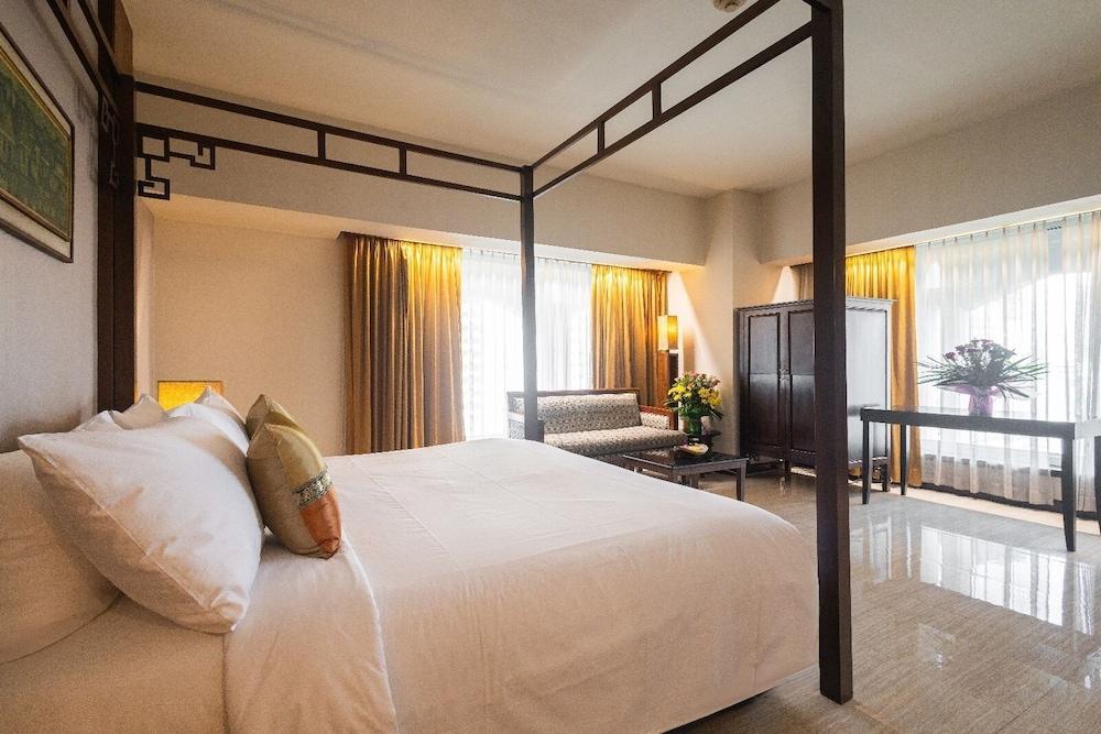 Indra Regent Hotel Room Type - Junior Suite, 1 King Bed, Accessible, Bathtub