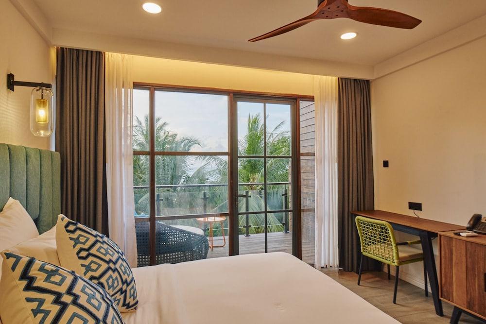 Beach Hotel Dhigurah Room Type - Deluxe Double Room, Balcony, Beach View
