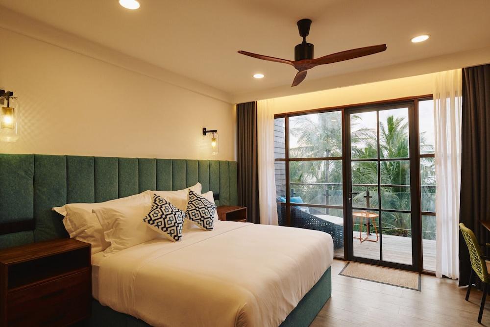Beach Hotel Dhigurah Room Type - Deluxe Double Room, Balcony, Beach View