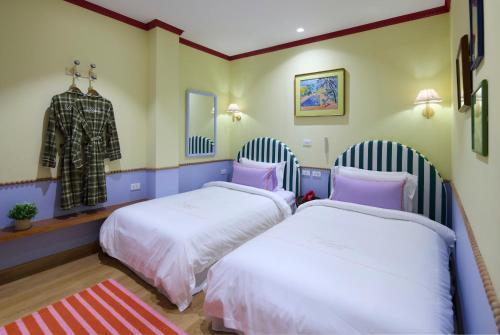 KITSCH HOTEL Room Type - Twin Room with Bathroom