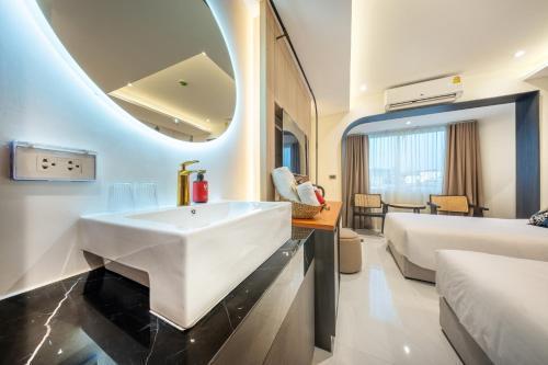 U TOR Yaowarat - Bangkok Chinatown Room Type - Deluxe Twin Room
