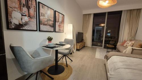 Deluxe Studio - Stylish & Cosy in Luma22 - Tap to explore photos