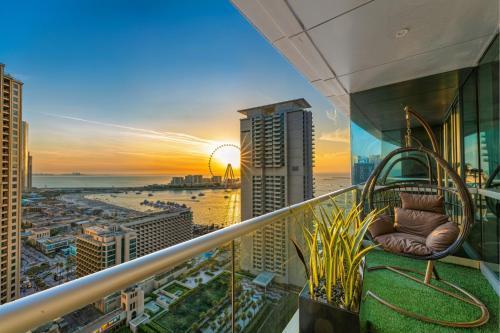 JBR Luxe Seaviews Apartment with Pool & Gym - Tap to explore photos